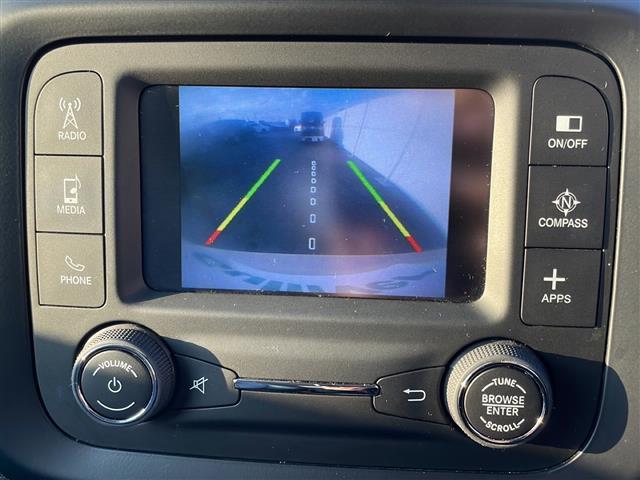 ジープ・レネゲード リミテッド　ブラインドスポットモニター　ルーフレール　バックカメラ　ディスプレイオーディオ　ＦＭ／ＡＭ　ＡＵＸ　パワーシート　シートヒーター　ステアリングヒーター　純正フロアマット　コーナーセンサー　ＨＩＤライト（15枚目）
