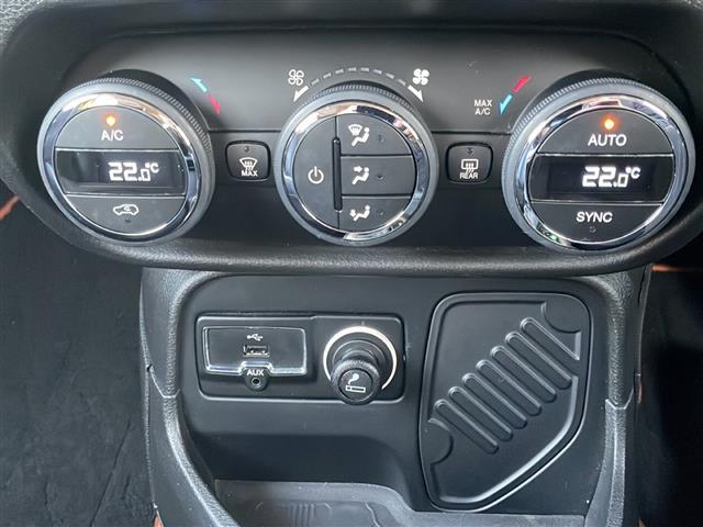 ジープ・レネゲード リミテッド　ブラインドスポットモニター　ルーフレール　バックカメラ　ディスプレイオーディオ　ＦＭ／ＡＭ　ＡＵＸ　パワーシート　シートヒーター　ステアリングヒーター　純正フロアマット　コーナーセンサー　ＨＩＤライト（17枚目）