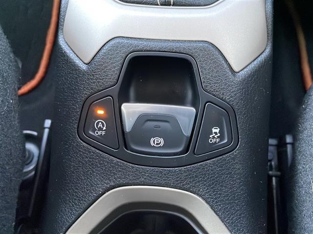 ジープ・レネゲード リミテッド　ブラインドスポットモニター　ルーフレール　バックカメラ　ディスプレイオーディオ　ＦＭ／ＡＭ　ＡＵＸ　パワーシート　シートヒーター　ステアリングヒーター　純正フロアマット　コーナーセンサー　ＨＩＤライト（19枚目）