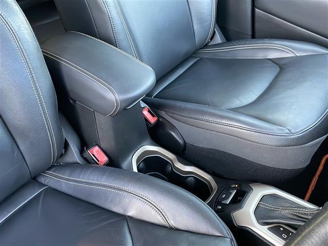 ジープ・レネゲード リミテッド　ブラインドスポットモニター　ルーフレール　バックカメラ　ディスプレイオーディオ　ＦＭ／ＡＭ　ＡＵＸ　パワーシート　シートヒーター　ステアリングヒーター　純正フロアマット　コーナーセンサー　ＨＩＤライト（20枚目）