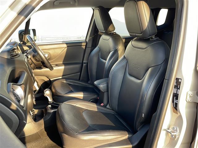 ジープ・レネゲード リミテッド　ブラインドスポットモニター　ルーフレール　バックカメラ　ディスプレイオーディオ　ＦＭ／ＡＭ　ＡＵＸ　パワーシート　シートヒーター　ステアリングヒーター　純正フロアマット　コーナーセンサー　ＨＩＤライト（21枚目）