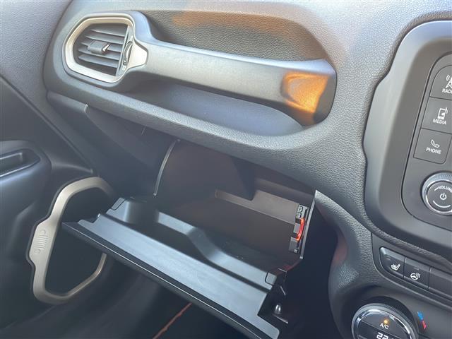 ジープ・レネゲード リミテッド　ブラインドスポットモニター　ルーフレール　バックカメラ　ディスプレイオーディオ　ＦＭ／ＡＭ　ＡＵＸ　パワーシート　シートヒーター　ステアリングヒーター　純正フロアマット　コーナーセンサー　ＨＩＤライト（22枚目）
