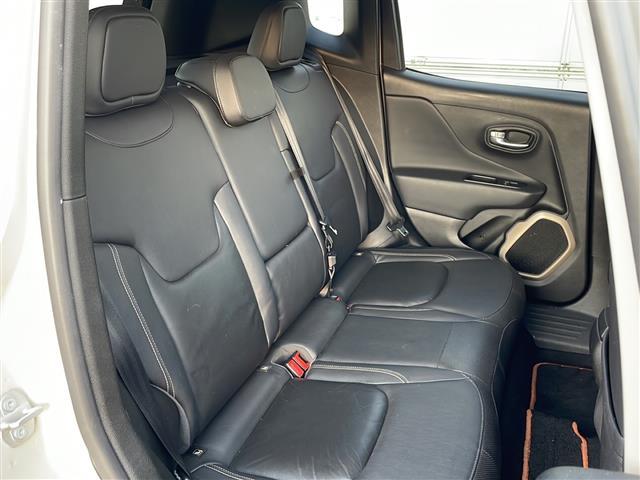 ジープ・レネゲード リミテッド　ブラインドスポットモニター　ルーフレール　バックカメラ　ディスプレイオーディオ　ＦＭ／ＡＭ　ＡＵＸ　パワーシート　シートヒーター　ステアリングヒーター　純正フロアマット　コーナーセンサー　ＨＩＤライト（23枚目）