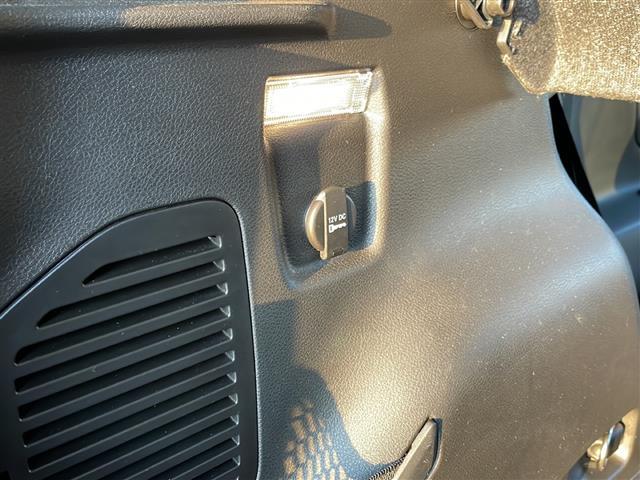 ジープ・レネゲード リミテッド　ブラインドスポットモニター　ルーフレール　バックカメラ　ディスプレイオーディオ　ＦＭ／ＡＭ　ＡＵＸ　パワーシート　シートヒーター　ステアリングヒーター　純正フロアマット　コーナーセンサー　ＨＩＤライト（28枚目）