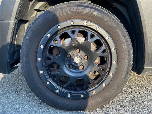 ジープ・レネゲード リミテッド　ブラインドスポットモニター　ルーフレール　バックカメラ　ディスプレイオーディオ　ＦＭ／ＡＭ　ＡＵＸ　パワーシート　シートヒーター　ステアリングヒーター　純正フロアマット　コーナーセンサー　ＨＩＤライト（29枚目）