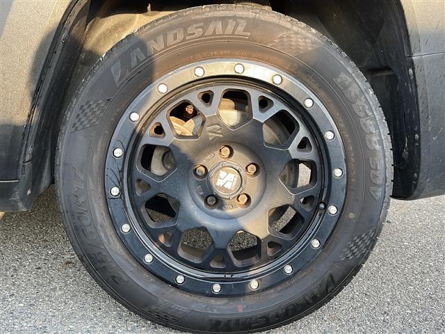 ジープ・レネゲード リミテッド　ブラインドスポットモニター　ルーフレール　バックカメラ　ディスプレイオーディオ　ＦＭ／ＡＭ　ＡＵＸ　パワーシート　シートヒーター　ステアリングヒーター　純正フロアマット　コーナーセンサー　ＨＩＤライト（30枚目）