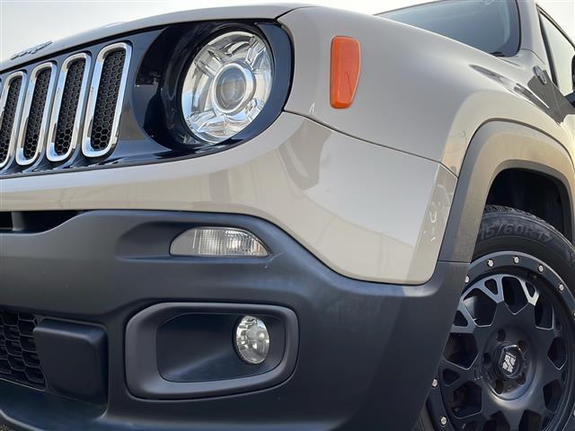 ジープ・レネゲード リミテッド　ブラインドスポットモニター　ルーフレール　バックカメラ　ディスプレイオーディオ　ＦＭ／ＡＭ　ＡＵＸ　パワーシート　シートヒーター　ステアリングヒーター　純正フロアマット　コーナーセンサー　ＨＩＤライト（32枚目）