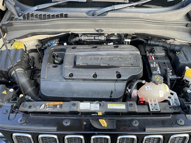 ジープ・レネゲード リミテッド　ブラインドスポットモニター　ルーフレール　バックカメラ　ディスプレイオーディオ　ＦＭ／ＡＭ　ＡＵＸ　パワーシート　シートヒーター　ステアリングヒーター　純正フロアマット　コーナーセンサー　ＨＩＤライト（42枚目）
