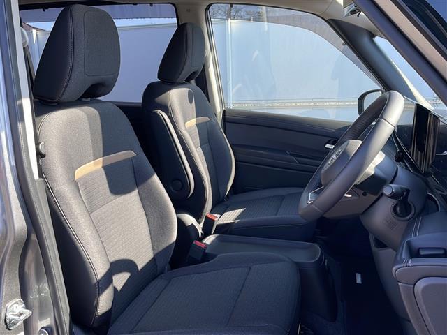 セレナ e-4ORCE ハイウェイスターV 12.3型ナビ 全周囲C プロパイロット ETC2.0 フルセグ HDMI 両側電動スライド デジタルミラー ハーフレザーシート シートヒーター ステアヒーター Qiワイヤレス充電 AC100V(10枚目)