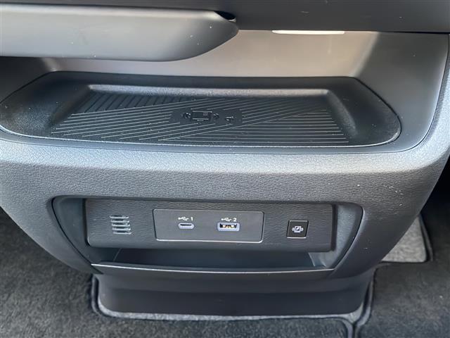セレナ e-4ORCE ハイウェイスターV 12.3型ナビ 全周囲C プロパイロット ETC2.0 フルセグ HDMI 両側電動スライド デジタルミラー ハーフレザーシート シートヒーター ステアヒーター Qiワイヤレス充電 AC100V(21枚目)
