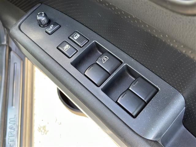 エクストレイル ２０ＧＴ　４ＷＤ　純正ナビ　ＢＴ　ＣＤ／ＤＶＤ再生　ＴＶ　バックカメラ　ＭＡＫアルミ　ＧＤマフラー　社外テールランプ　クルーズコントロール　オートＨＩＤライト　フォグランプ　ルーフレール　スマートキー　ＥＴＣ（11枚目）