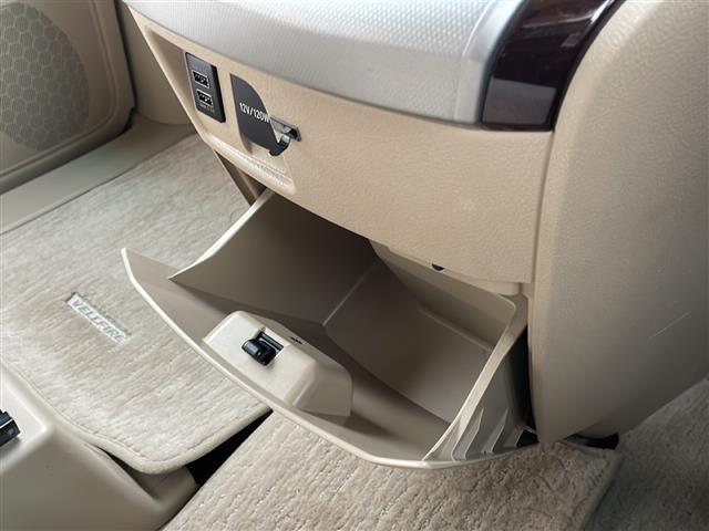 ヴェルファイア ２．４Ｘ　フリップダウンモニター　社外ＨＤＤナビ　Ｂｌｕｅｔｏｏｔｈ　ＣＤ／ＤＶＤ再生　フルセグ　バックカメラ　両側パワースライドドア　オートＨＩＤライト　ドライブレコーダー　ビルトインＥＴＣ　スマートキー（24枚目）