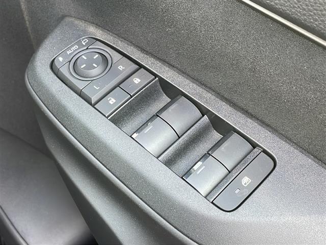 ヤリスクロス ハイブリッドZ ウルバーノ ワンオーナー 寒冷地仕様 ナビ 全周囲C フルセグ BSM 電動ハーフレザーシート シートヒーター ステアリングヒーター レーダークルーズ HDMI ビルドインETC2.0 純正ブラック18AW(14枚目)