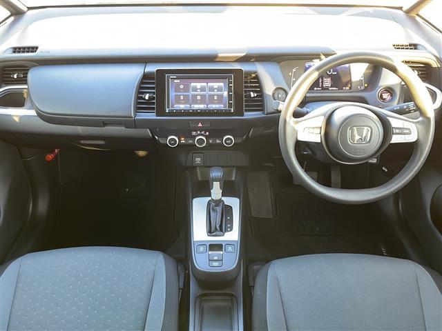 フィット ベーシック　４ＷＤ　ＳＤナビ　Ｂｌｕｅｔｏｏｔｈ　クルーズコントロール　コーナーセンサー　　衝突軽減ブレーキ（ＣＭＢＳ）　誤発進抑制機能　後方誤発進抑制機能　近距離衝突軽減ブレーキ　歩行者事故低減ステアリング（3枚目）