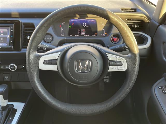 フィット ベーシック　４ＷＤ　ＳＤナビ　Ｂｌｕｅｔｏｏｔｈ　クルーズコントロール　コーナーセンサー　　衝突軽減ブレーキ（ＣＭＢＳ）　誤発進抑制機能　後方誤発進抑制機能　近距離衝突軽減ブレーキ　歩行者事故低減ステアリング（5枚目）