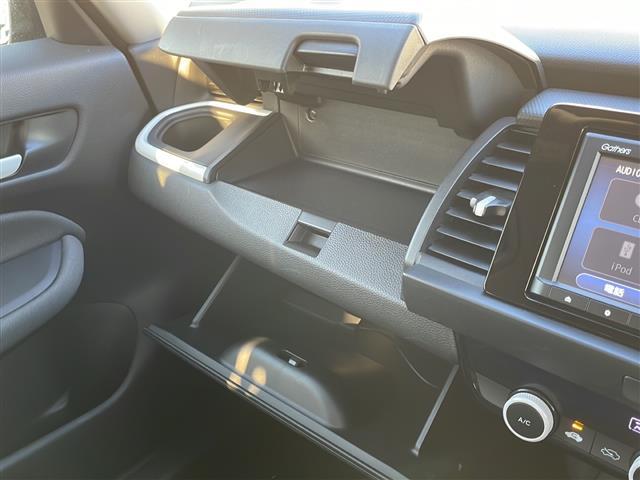 フィット ベーシック　４ＷＤ　ＳＤナビ　Ｂｌｕｅｔｏｏｔｈ　クルーズコントロール　コーナーセンサー　　衝突軽減ブレーキ（ＣＭＢＳ）　誤発進抑制機能　後方誤発進抑制機能　近距離衝突軽減ブレーキ　歩行者事故低減ステアリング（23枚目）