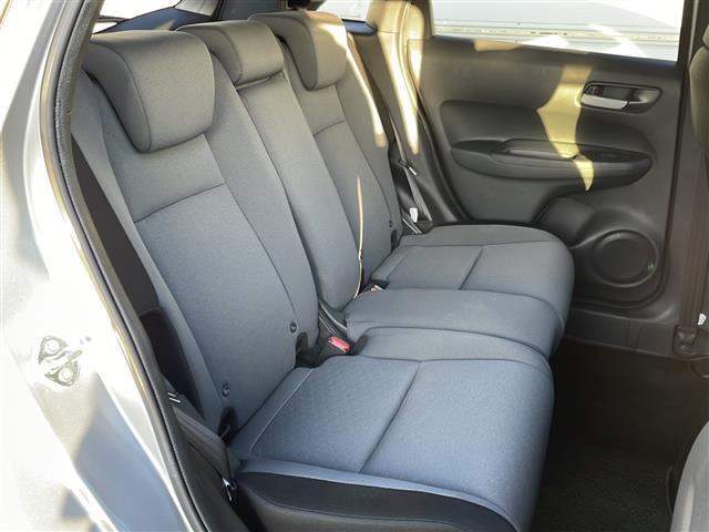 フィット ベーシック　４ＷＤ　ＳＤナビ　Ｂｌｕｅｔｏｏｔｈ　クルーズコントロール　コーナーセンサー　　衝突軽減ブレーキ（ＣＭＢＳ）　誤発進抑制機能　後方誤発進抑制機能　近距離衝突軽減ブレーキ　歩行者事故低減ステアリング（25枚目）