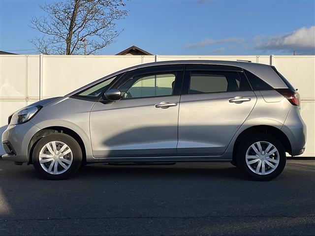 フィット ベーシック　４ＷＤ　ＳＤナビ　Ｂｌｕｅｔｏｏｔｈ　クルーズコントロール　コーナーセンサー　　衝突軽減ブレーキ（ＣＭＢＳ）　誤発進抑制機能　後方誤発進抑制機能　近距離衝突軽減ブレーキ　歩行者事故低減ステアリング（35枚目）