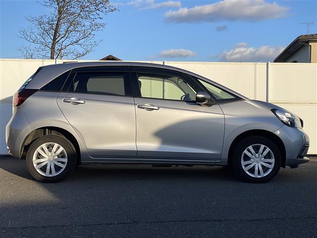 フィット ベーシック　４ＷＤ　ＳＤナビ　Ｂｌｕｅｔｏｏｔｈ　クルーズコントロール　コーナーセンサー　　衝突軽減ブレーキ（ＣＭＢＳ）　誤発進抑制機能　後方誤発進抑制機能　近距離衝突軽減ブレーキ　歩行者事故低減ステアリング（39枚目）