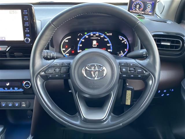 ヤリスクロス ハイブリッドＺ　トヨタセーフティセンス　アドバンストパーク　ＢＳＭ　純正８型ナビ　全周囲Ｃ　Ｂｌｕｅｔｏｏｔｈ　ＵＳＢ接続　ＤＶＤ再生　シートヒーター　ステアヒーター　コーナーセンサー　ビルトインＥＴＣ　純正１８ＡＷ（7枚目）