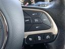 ジープ・レネゲード リミテッド　ブラインドスポットモニター　ルーフレール　バックカメラ　ディスプレイオーディオ　ＦＭ／ＡＭ　ＡＵＸ　パワーシート　シートヒーター　ステアリングヒーター　純正フロアマット　コーナーセンサー　ＨＩＤライト（7枚目）