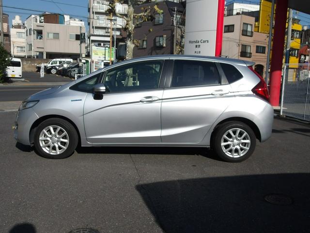 フィットハイブリッド Ｆパッケージ　弊社下取ワンオーナー車　Ｂｌｕｅｔｏｏｔｈ接続対応ギャザズメモリーナビ　リアカメラ　ＥＴＣ　スマートキー　アイドリングストップ　社外アルミホイール（4枚目）