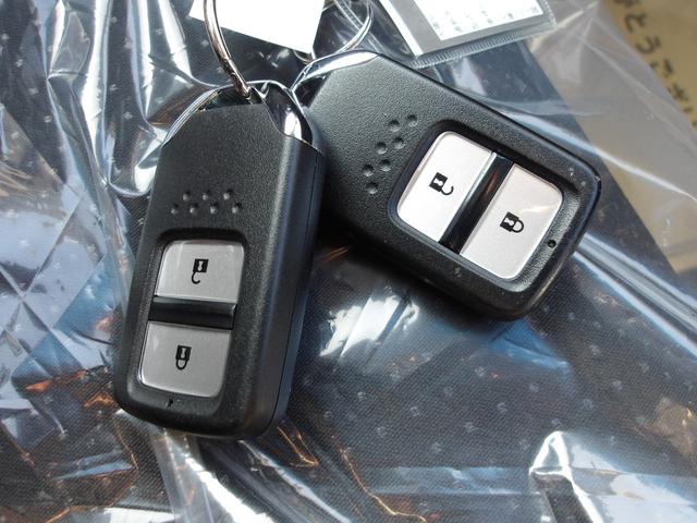 フィットハイブリッド Ｆパッケージ　弊社下取ワンオーナー車　Ｂｌｕｅｔｏｏｔｈ接続対応ギャザズメモリーナビ　リアカメラ　ＥＴＣ　スマートキー　アイドリングストップ　社外アルミホイール（16枚目）