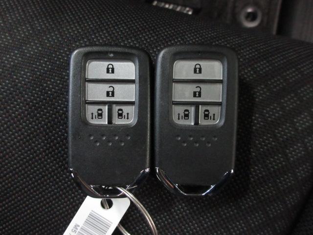 フリード Ｇブラックスタイル　禁煙車　ワンオーナー　ブラックスタイル　ＬＥＤヘッドライト　ＬＥＤアクティブコーナーリングライト　社外ドラレコ　両電動スライドドア　ＵＳＢ接続　バックモニター　ドラレコ付き　前席シートヒーター　ＥＴＣ（8枚目）