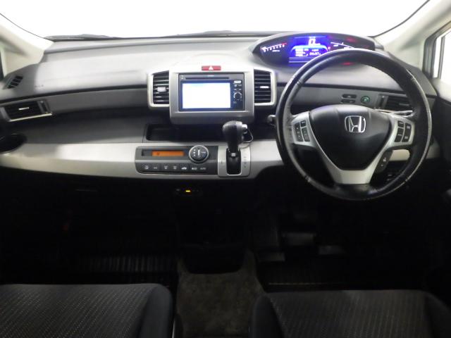 フリードハイブリッド ジャストセレクション 禁煙車 2列目ベンチシート(7人乗り) ディスチャージヘッドライト 両側PSD スマートキー クルーズコントロール ディスプレーオーディオ リアカメラ ドラレコ セキュリティー 横滑り防止機能 記録簿(8枚目)