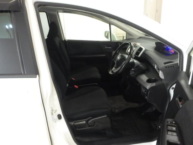 フリードハイブリッド ジャストセレクション 禁煙車 2列目ベンチシート(7人乗り) ディスチャージヘッドライト 両側PSD スマートキー クルーズコントロール ディスプレーオーディオ リアカメラ ドラレコ セキュリティー 横滑り防止機能 記録簿(15枚目)