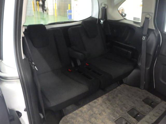 フリードハイブリッド ジャストセレクション 禁煙車 2列目ベンチシート(7人乗り) ディスチャージヘッドライト 両側PSD スマートキー クルーズコントロール ディスプレーオーディオ リアカメラ ドラレコ セキュリティー 横滑り防止機能 記録簿(17枚目)