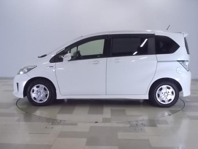 フリードハイブリッド ジャストセレクション 禁煙車 2列目ベンチシート(7人乗り) ディスチャージヘッドライト 両側PSD スマートキー クルーズコントロール ディスプレーオーディオ リアカメラ ドラレコ セキュリティー 横滑り防止機能 記録簿(23枚目)