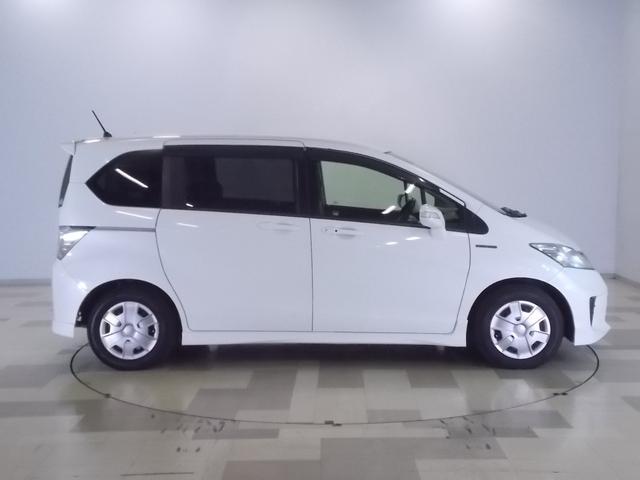 フリードハイブリッド ジャストセレクション 禁煙車 2列目ベンチシート(7人乗り) ディスチャージヘッドライト 両側PSD スマートキー クルーズコントロール ディスプレーオーディオ リアカメラ ドラレコ セキュリティー 横滑り防止機能 記録簿(27枚目)