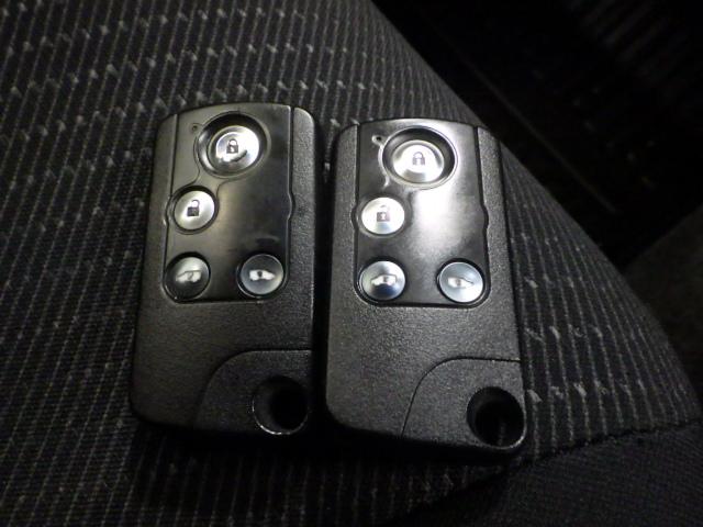 フリードハイブリッド ジャストセレクション 禁煙車 2列目ベンチシート(7人乗り) ディスチャージヘッドライト 両側PSD スマートキー クルーズコントロール ディスプレーオーディオ リアカメラ ドラレコ セキュリティー 横滑り防止機能 記録簿(32枚目)