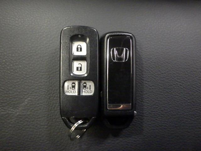 スマートキー付！キーを取り出さなくてもドアロックの施錠・開錠、エンジンの始動が出来ます！雨の日や荷物の多い日にとても便利ですね♪
