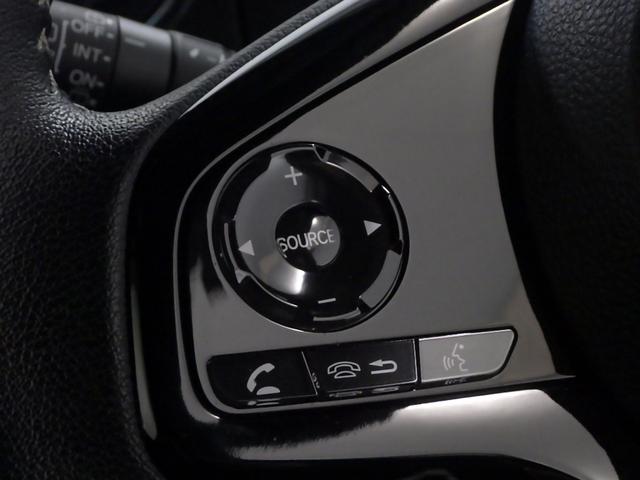 ハンドルにオーディオの操作スイッチが装備されています！視線を前方から外さずハンドルから手を離さずに操作できるのでとっても安全ですね♪