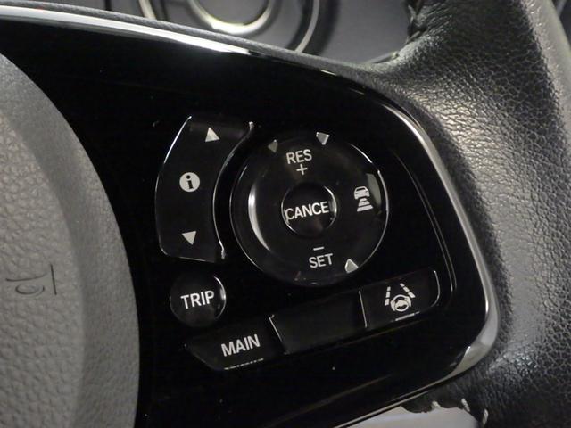 ハンドル右側にはクルーズコントロールのスイッチが装備され運転中の操作も安心して行えます！