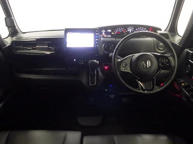 ドライバーを包み込むように、ディスプレーやスイッチ、コンソールを配置。座った瞬間から運転への期待が！空間そのものの心地よさにこだわっています。