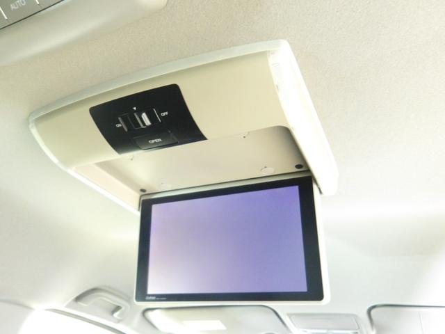 リア席モニター（フリップダウンモニター）装備！ナビゲーションと組み合わせることで、走行中でも後席では地上デジタルＴＶ放送やＤＶＤビデオなどの映像も楽しめます。