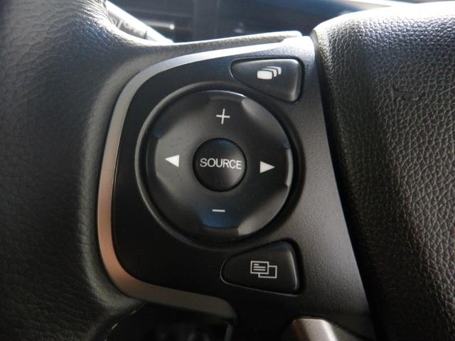 ハンドルにオーディオの操作スイッチが装備されています！視線を前方から外さずハンドルから手を離さずに操作できるのでとっても安全ですね♪