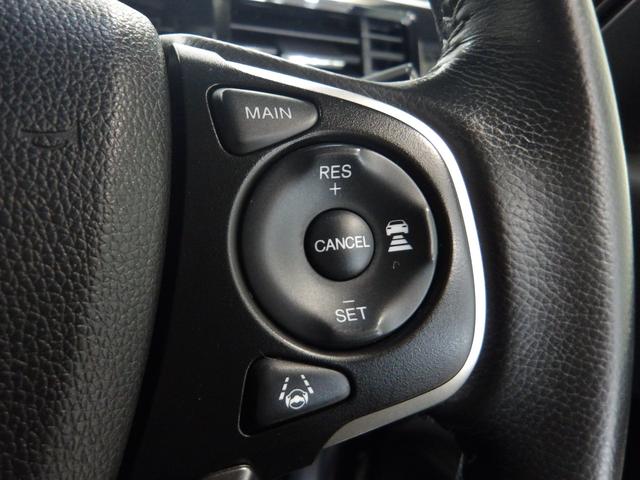ハンドル右側にはクルーズコントロールのスイッチが装備され運転中の操作も安心して行えます！