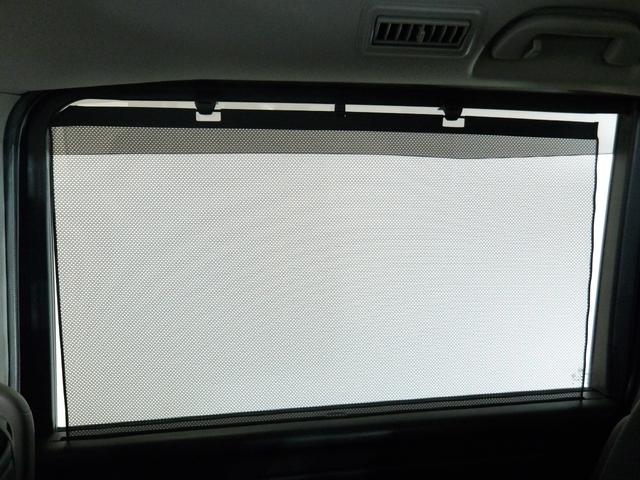 スライドドア部にはロールサンシェードが装備されております。日差しを和らげるだけでなくプライバシー保護にも役立ちます。