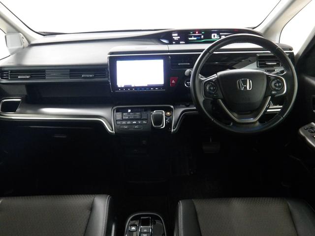 ドライバーを包み込むように、ディスプレーやスイッチ、コンソールを配置。座った瞬間から運転への期待が！空間そのものの心地よさにこだわっています。