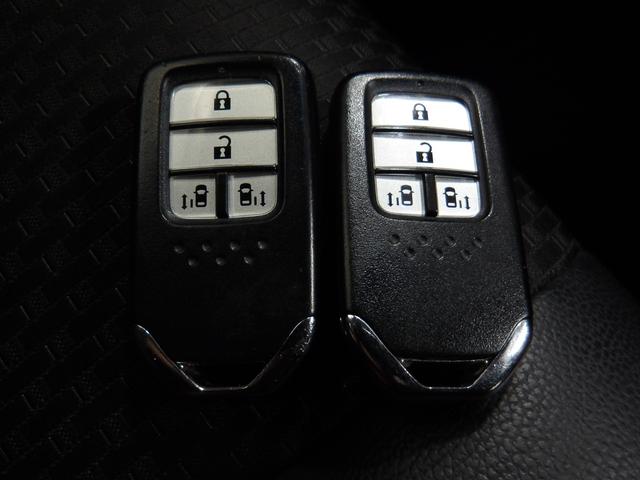 スマートキー付！キーを取り出さなくてもドアロックの施錠・開錠、エンジンの始動が出来ます！雨の日や荷物の多い日にとても便利ですね♪