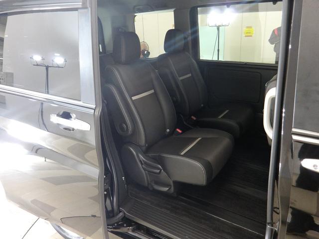 ２列目はキャプテンシートになっているのでゆったり快適にお過ごしいただけます。３列目への乗り降りもラクラクですね♪
