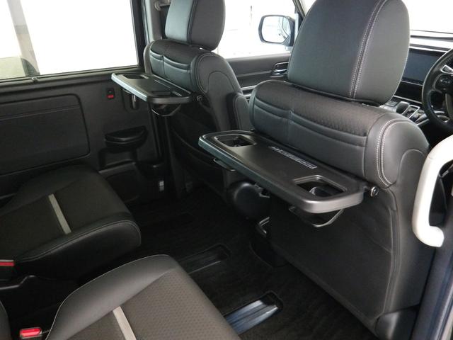 おやつタイムに活躍するシートバックテーブル付きです。