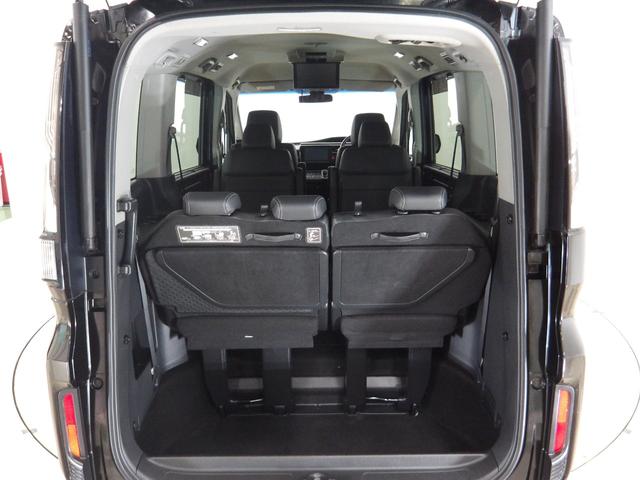 荷室は容量の大きさだけではなく、開口部の低さにもこだわっています。重いものを高く持ち上げる必要がないので、荷物の積み込みがスムーズにできますね。