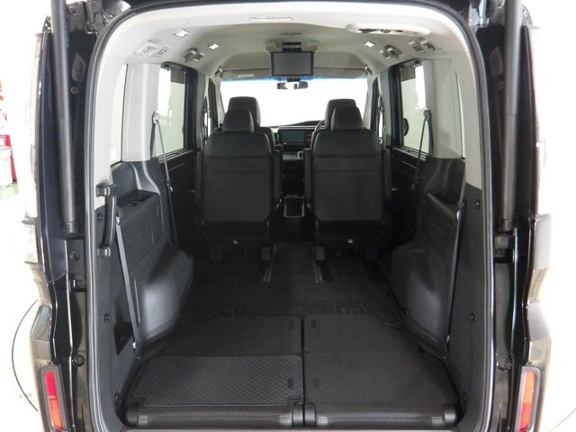 ３列目を下部へ収納すればこんなに広々スペースの出来上がり！自転車などの大物も積み込み可能です。