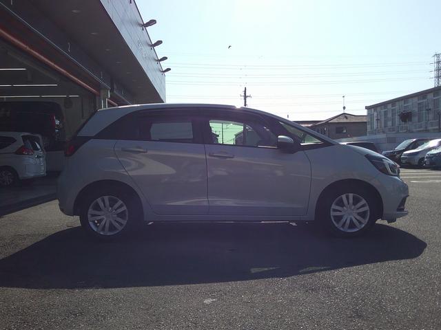 フィット e:HEVホーム 前後誤発進抑制機能 助手席エアバッグ 運転席エアバッグ アイドリングストップ 禁煙 LEDライト USB接続 バックカメラ ABS サイドエアバッグ オートクルーズコントロール(3枚目)