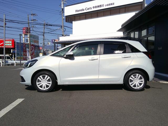 フィット e:HEVホーム 前後誤発進抑制機能 助手席エアバッグ 運転席エアバッグ アイドリングストップ 禁煙 LEDライト USB接続 バックカメラ ABS サイドエアバッグ オートクルーズコントロール(7枚目)